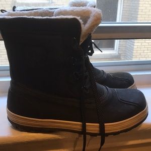 Black boots helly Hansen